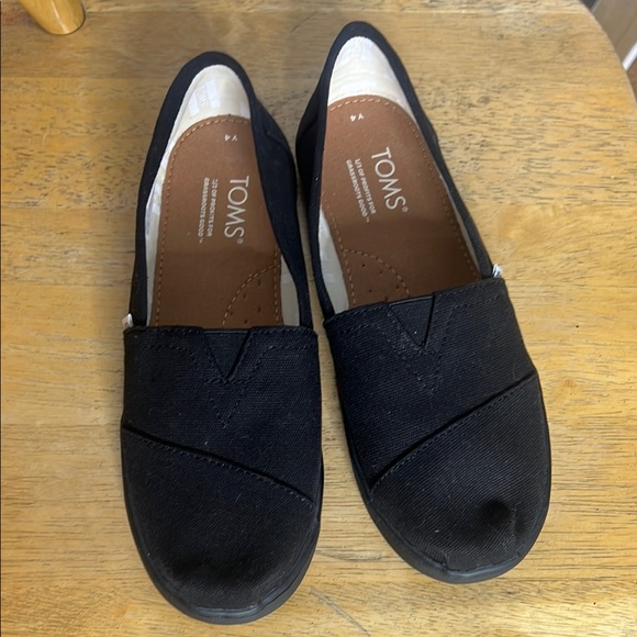 Toms Black Flats Minimalist Slip-On Shoes - Picture 1 of 5
